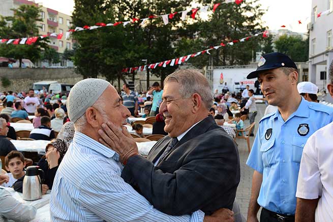 Mahçiçek: “Zengin, Fakir Ayrımı Yapmadan Aynı Sofrayı Paylaşıyoruz”