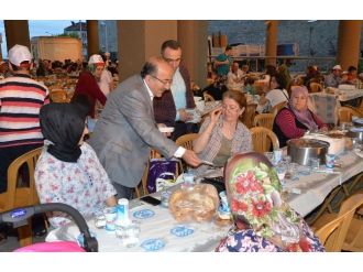 Büyükşehir Belediyesi Önünde İftar Sofrası