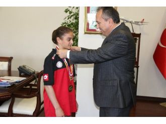 Vali Fidan’dan Balkan Şampiyonu Apaydın’a Altın
