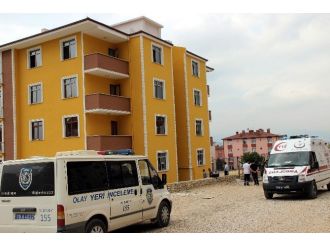 Duvar İle Asansör Arasında Sıkışan İşçi Hayatını Kaybetti