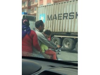 Motosiklet Üzerinde Tehlikeli Yolculuk