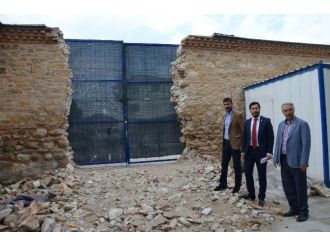 Restorasyon Yaparken, Kamyonlar İçin 435 Yıllık Duvarı Yıktılar
