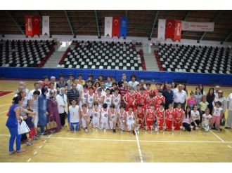 Basketbolda Şampiyonlar Kupalarını Aldı