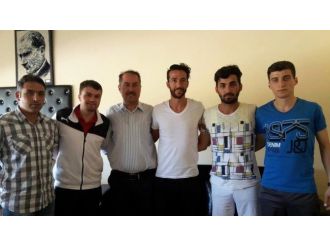 Galatasaray’ın Yeni Transferi Bilal Kısa, Sorgun Gençlik Hizmetleri Müdürlüğünü Ziyaret Etti