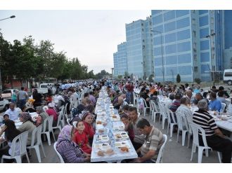 Başkan Çelikcan İftarını Vatandaşlarla Birlikte Açtı