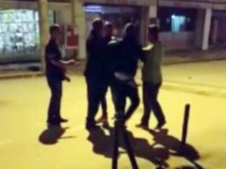 Para Meselesi Yüzünden Tartışan Gençler Birbirlerine Parke Taşları İle Saldırdı