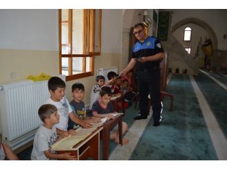 Polisler Kur’an Kurslarını Ziyaret Etti