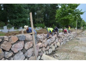 Uzuntarla Merkez Mezarlık Duvarları Yenileniyor