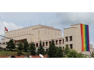 Abd Konsolosluğu’na Dev Lgbt Bayrağı Asıldı