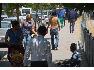 Yarı Çıplak Şahıs Ara Sokaklarda Kayıplara Karıştı