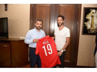 Ünlü Futbolcu’dan Başkan Külcü’ye Milli Forma Hediyesi