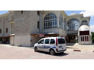 Camiye Dadanan Hırsızlar Güvenlik Kamerasına Yakalandı