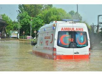 Kocaeli’de Sağanak Yağmur Hayatı Felç Etti