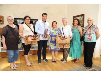 Örgü Grubu, Yeni Kumaş Begonvillerini Başkan Kocadon’a Gösterdi