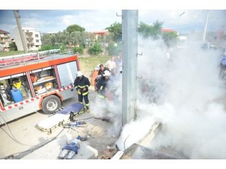 Otomobil Direğe Çarptı, Trafo Alev Aldı: 1 Ölü, 1 Yaralı