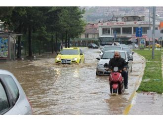 Serdivan’da Yollar Sular Altında Kaldı