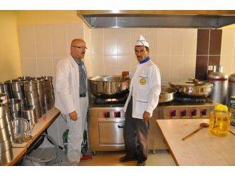 Sarıveliler Belediyesi’nden Yaşlı Ve Kimsesizlere Sıcak Yemek
