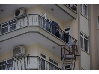 Başı Dönünce İki Kat Aşağıdaki Evin Balkonuna Düştü