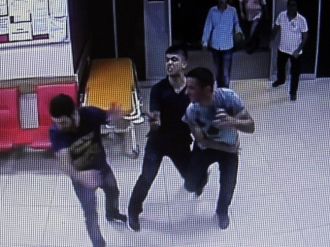 Tıp Merkezini Basıp, Doktoru Tedavi İçin Götürdüler
