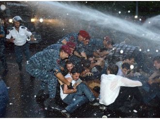 Erivan’da Elektrik Zammı Protestosuna Polis Müdahalesi