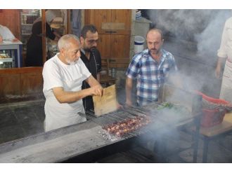 Gaziantepliler Sahurda Kebapçılara Akın Ediyor