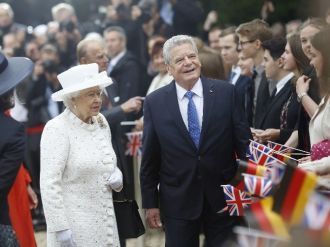 Kraliçe Elizabeth Almanya’da Resmi Törenle Karşılandı