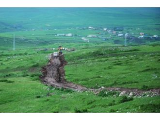 Vali Deniz, Yayla Yolu Yapım Çalışmasını Denetledi