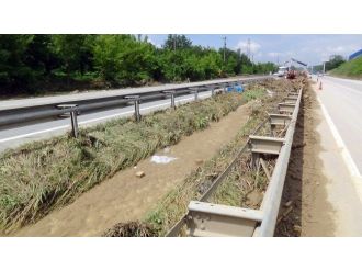 Eşme’de Yol Temizleme Çalışmaları Sürüyor
