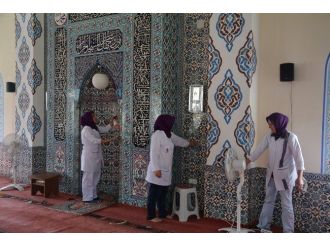 Şehzadeler Belediyesinden Camilere Temizlik Desteği