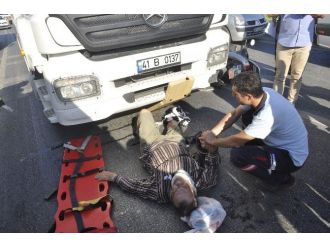 Turistlere Kamyon Çarptı: 2 Yaralı