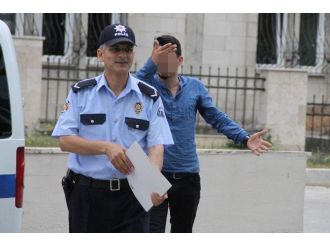 Polisi Görünce Silahını Otomobilin Camından Attı