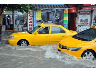 Kırıkkale’de Sağanak Yağış Hayatı Felç Etti
