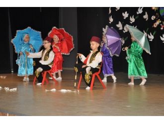Miniklerin Yıl Sonu Gösterisi İlgiyle İzlendi