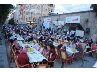 Belediye Başkanı Mahallelilerle İftar Açtı