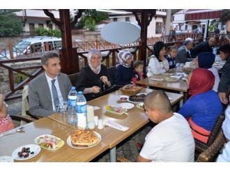 Bolu Valisi Aydın Baruş, Öksüz Ve Yetim Çocuklarla Oruç Açtı