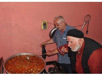 Cennet Dede, 16 Yıldır İhtiyaç Sahiplerine İftar Yemeği Dağıtıyor