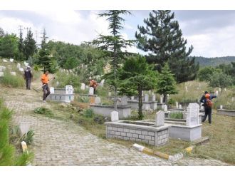 Mezarlıklar Temizleniyor