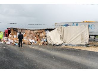Tosya’da Yıkılan Köprünün Yanında Tır Devrildi: 1 Yaralı