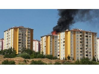 10 Katlı Binanın Çatısı Isıtıcı Tüplerden Yandı