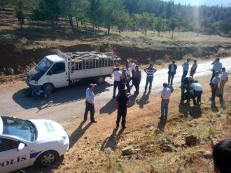 Motosiklet İle Kamyonet Çarpıştı: 2 Ölü