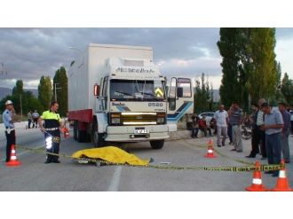 Evine Ekmek Götürürken Tır’ın Altında Kalarak Can Verdi