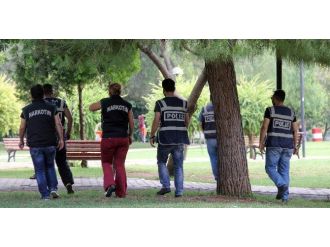 Parkta Narkotik Köpekli Uyuşturucu Uygulaması
