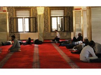 Vatandaşlar Cami Ve Parkları Mesken Tuttu