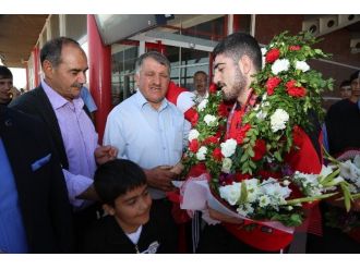 Gençler Avrupa Güreş Şampiyonası’nda Gümüş Madalya Kazanan Ertürk’e, Erzurum’da Coşkulu Karşılama