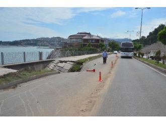 Sahil Yolu Kaldırımla Beraber Çöktü