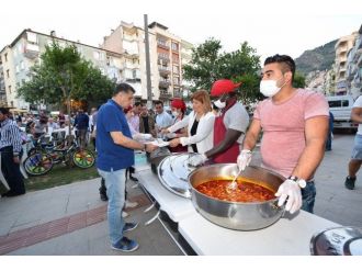 Yunusemre’nin İftar Sofrası Kuyualan’da Kuruldu