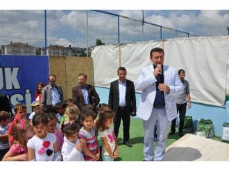 Bozüyük Belediyesi Yaz Spor Okulu Öğrencilerine Malzeme Dağıttı