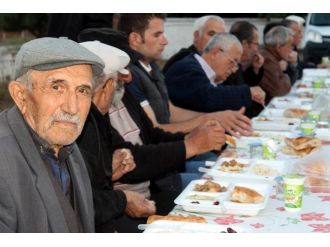 Manyaslılar Vakfı Her Akşam Bir Mahallede İftar Veriyor
