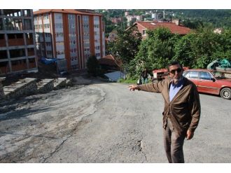 Mahalle Sakinlerinden Bozuk Yol Tepkisi