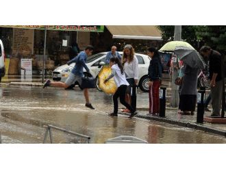 Bir Anda Bastıran Yağmur Hazırlıksız Yakaladı